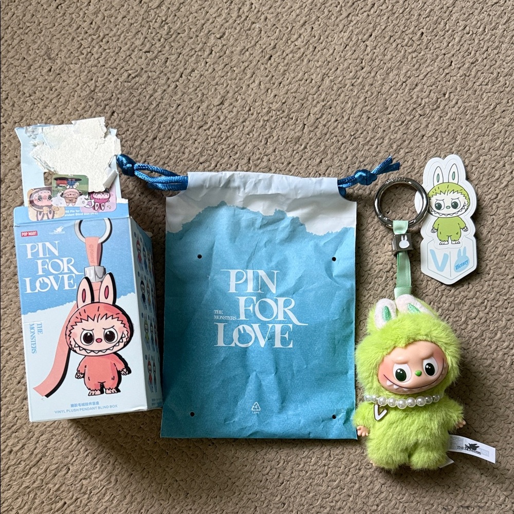 Pop Mart pin for love keychain green V